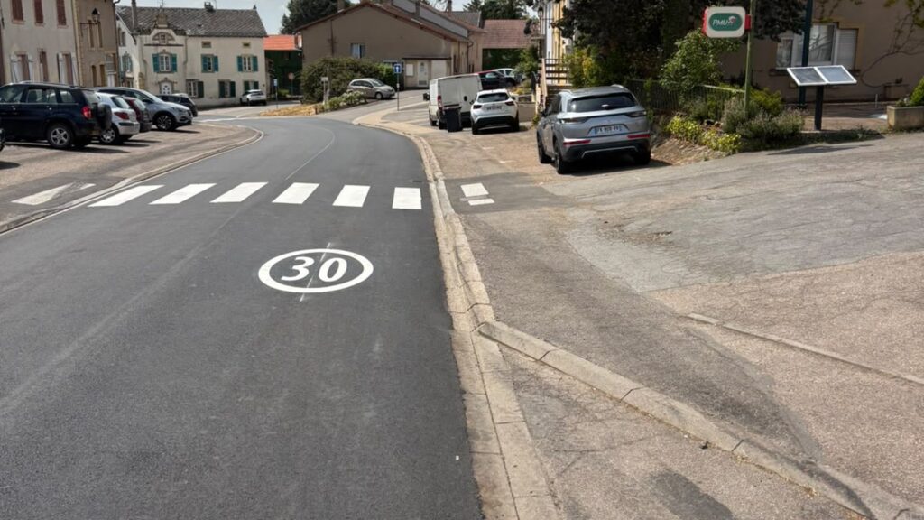 Ellipse « 30 » et passage piéton marqués à l’entrée d’un village