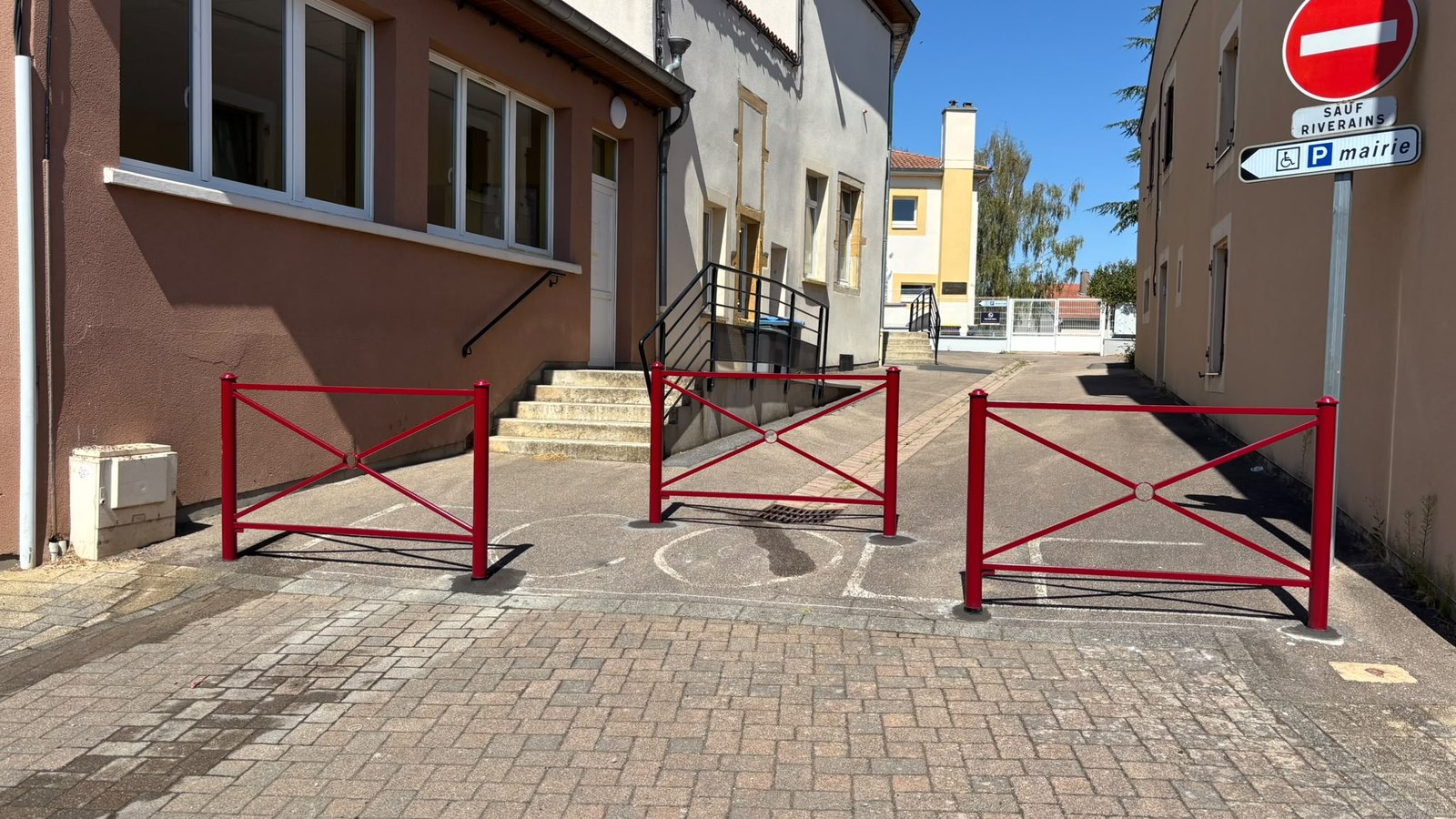Trois barrières amovibles disposées en chicane pour sécuriser l'accès à l'école de Doncourt-lès-Conflans.