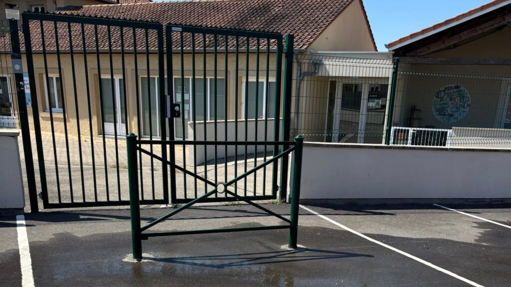 Barrière amovible verte installée devant l'école maternelle de Doncourt-lès-Conflans en Meurthe-et-Moselle.