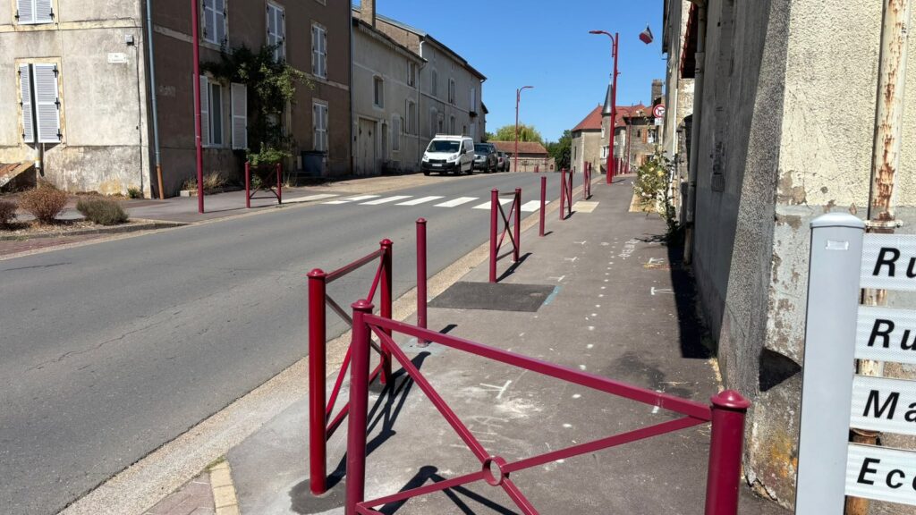 Barrières urbaines fixes protégeant les trottoirs à proximité des écoles de Doncourt-lès-Conflans.
