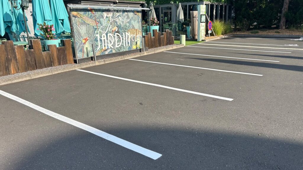Parking du restaurant Le Jardin à Jouy-aux-Arches après la reprise complète des marquages au sol.