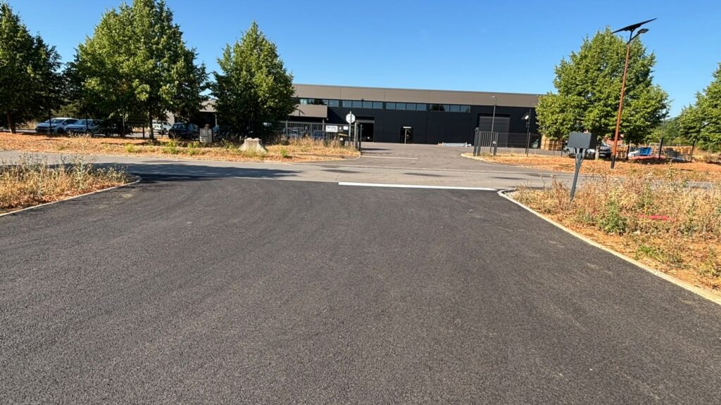Parking d'entreprise marqué pendant les congés d'été à Norroy-le-Veneur, site libéré de toute circulation.