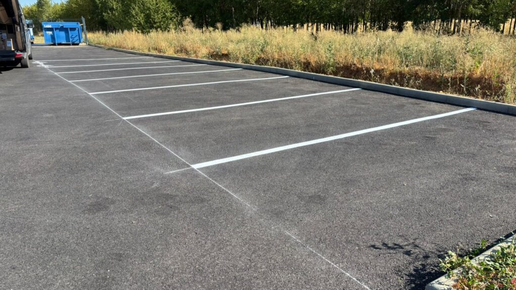 Marquage de places de stationnement en peinture routière sur le parking de SOCOFERM à Norroy-le-Veneur.
