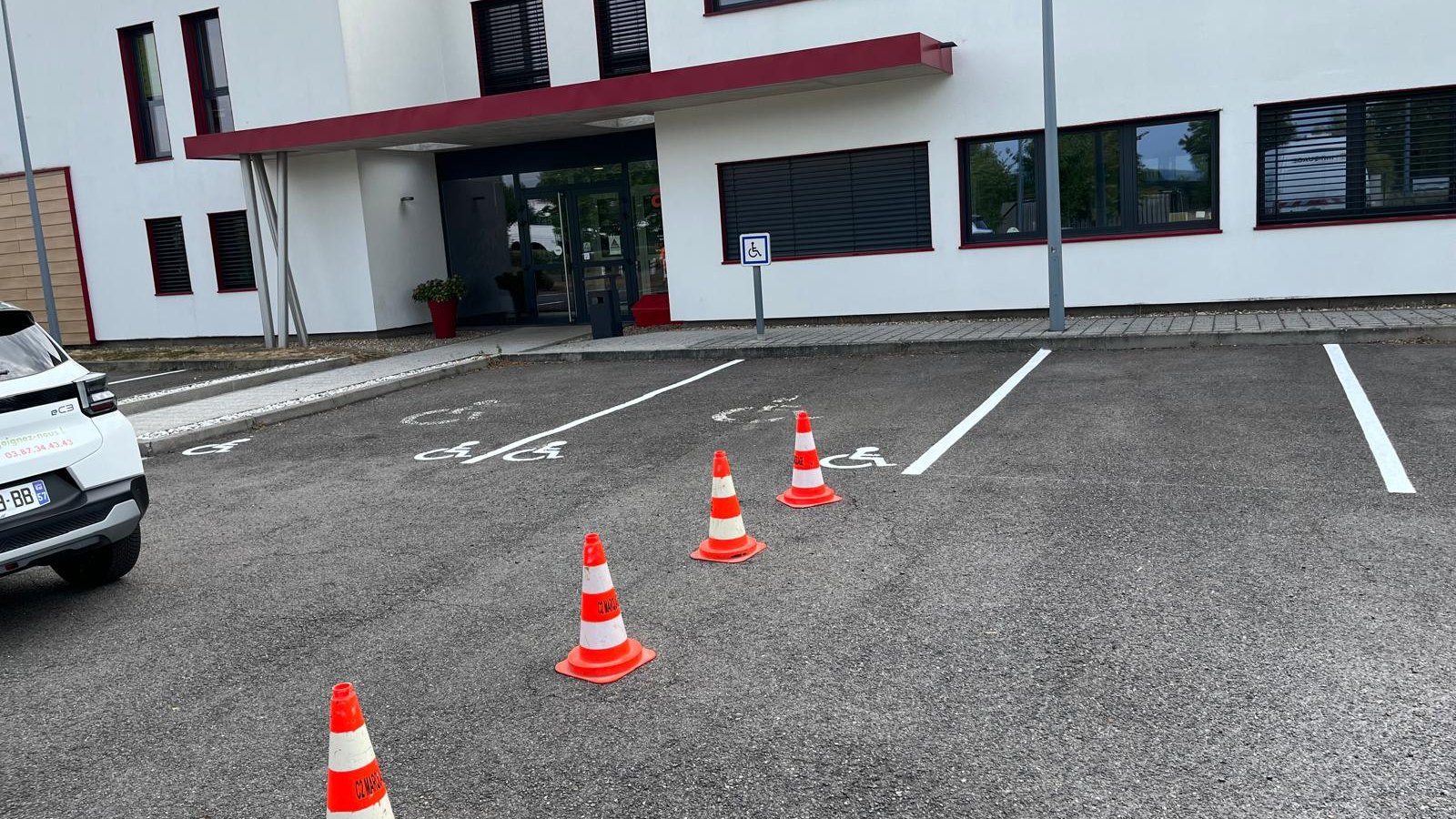 Parking de l'association ALYS à Ennery après réfection complète du marquage au sol, places PMR comprises.