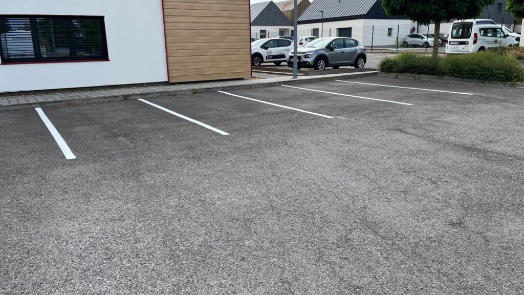 Réfection des lignes délimitant les places de stationnement sur le parking d'ALYS à Ennery.