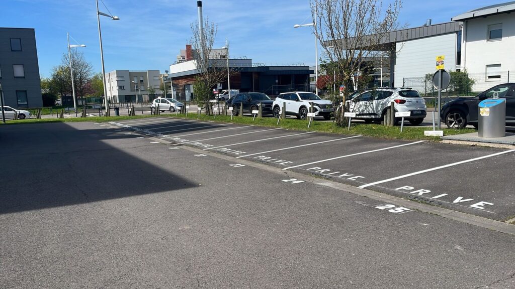 Vue d'ensemble d'un parking de copropriété après la réalisation des lignes blanches, mentions privées et numéros de places
