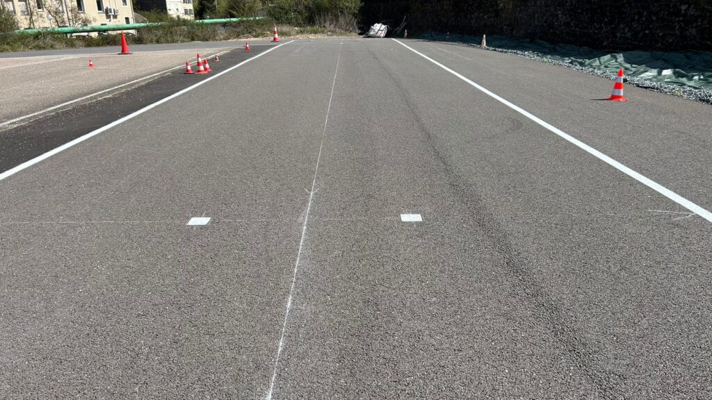 Lignes continues et repères blancs réalisés sur la piste moto de l'Auto-Moto École Polli à Hayange