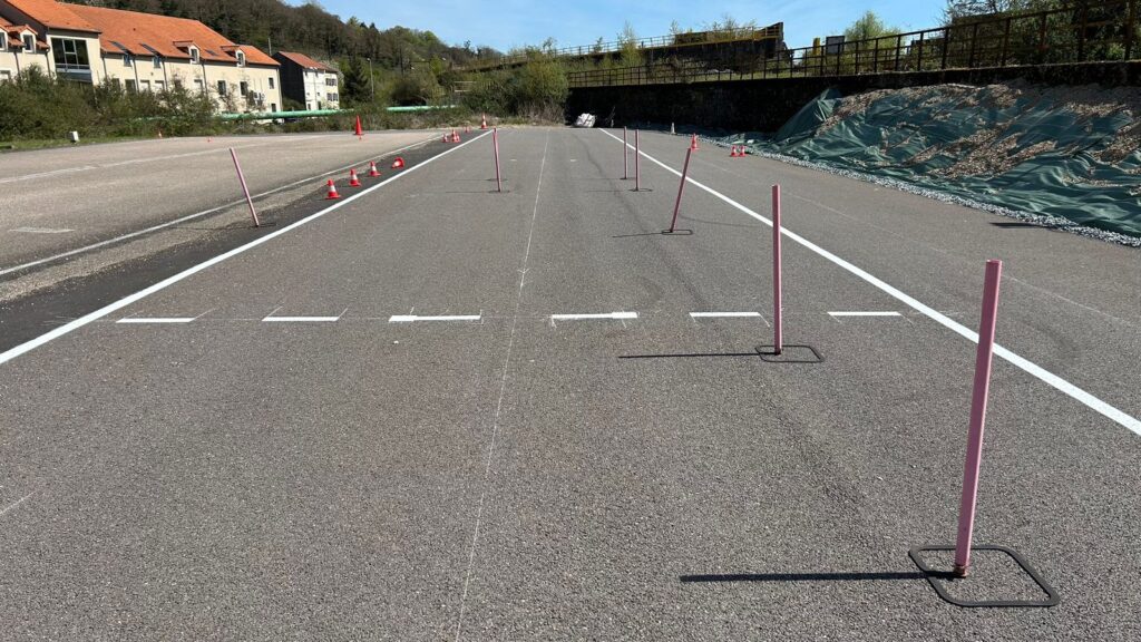 Parcours de slalom installé entre les lignes et repères de la piste moto de l'Auto-Moto École Polli à Hayange