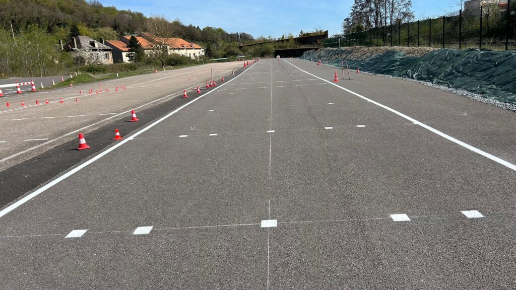 Vue d'ensemble de la piste moto de l'Auto-Moto École Polli à Hayange après la réalisation des marquages blancs