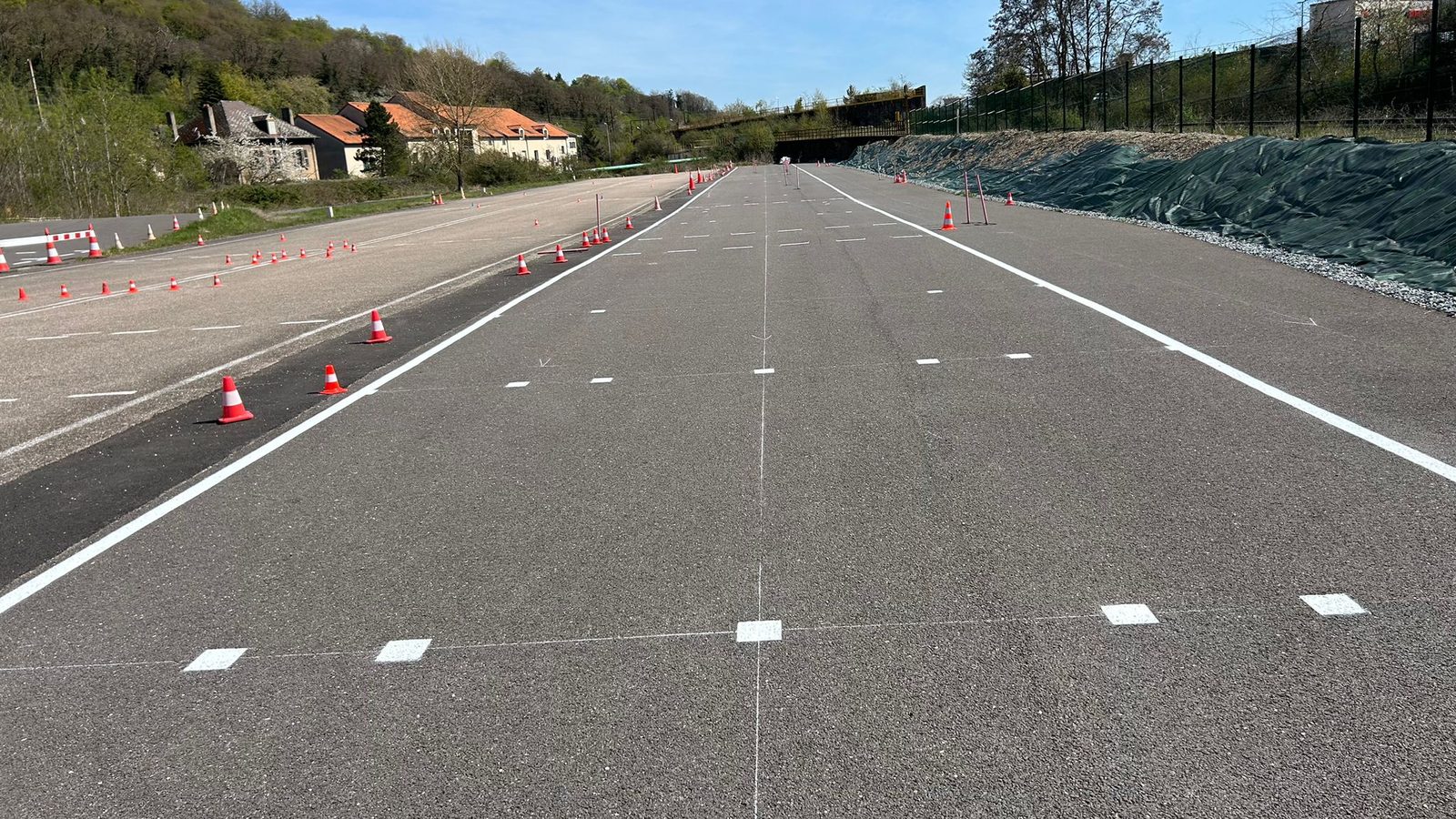 Vue d'ensemble de la piste moto de l'Auto-Moto École Polli à Hayange après la réalisation des marquages blancs