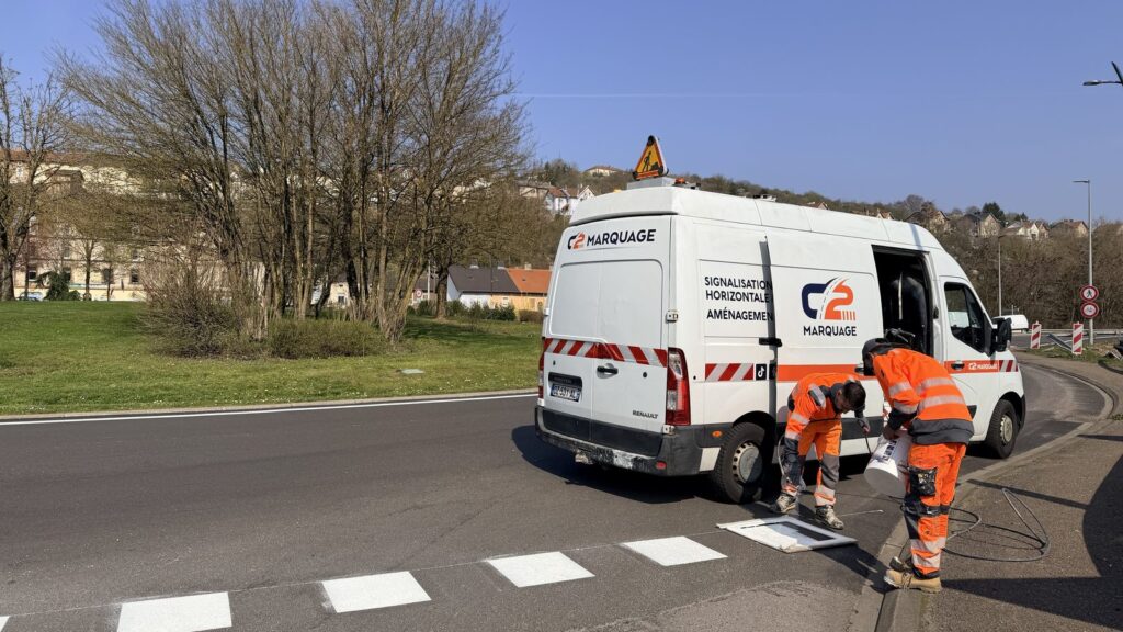 Application d'un passage piéton blanc par l'équipe C2 Marquage à Moyeuvre-Grande