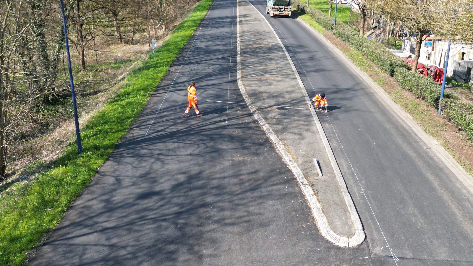 Vue aérienne de l'équipe C2 Marquage préparant la signalisation horizontale sur la traversée de Moyeuvre-Grande