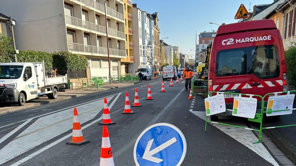 Dispositif de signalisation temporaire installé par C2 Marquage à Metz avec cônes, panneau de contournement et véhicule de chantier