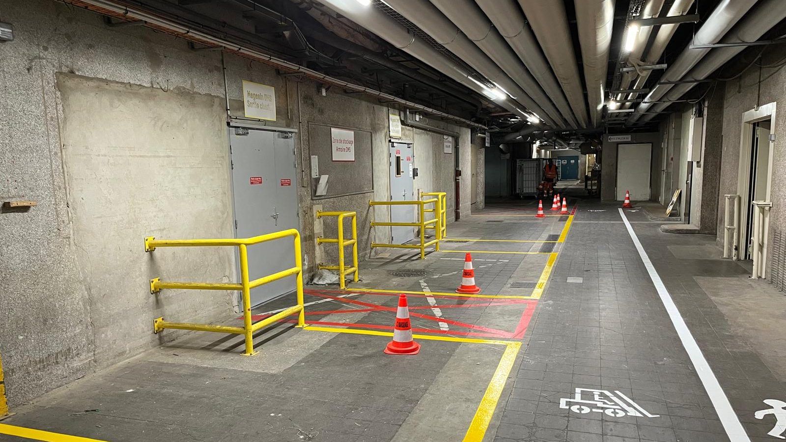 Marquage au sol coloré dans une galerie logistique de l'Hôpital Bel-Air de Thionville