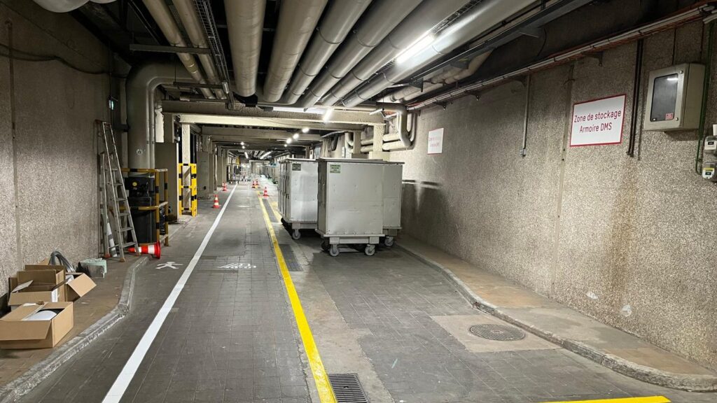 Voies chariots et cheminements piétons délimités dans les locaux techniques d'un hôpital à Thionville