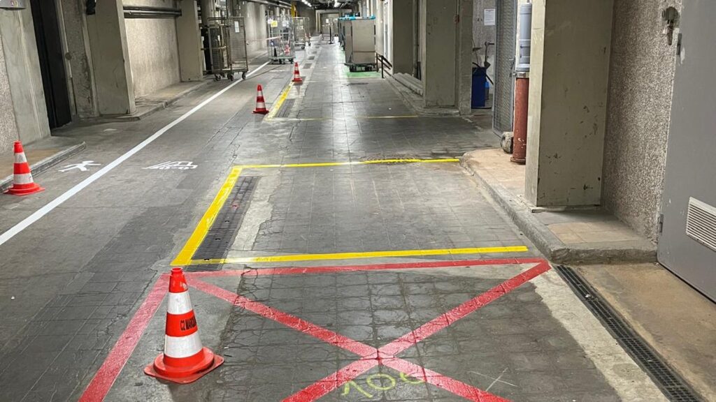 Zone à maintenir dégagée matérialisée par un encadrement et un croisillon rouges